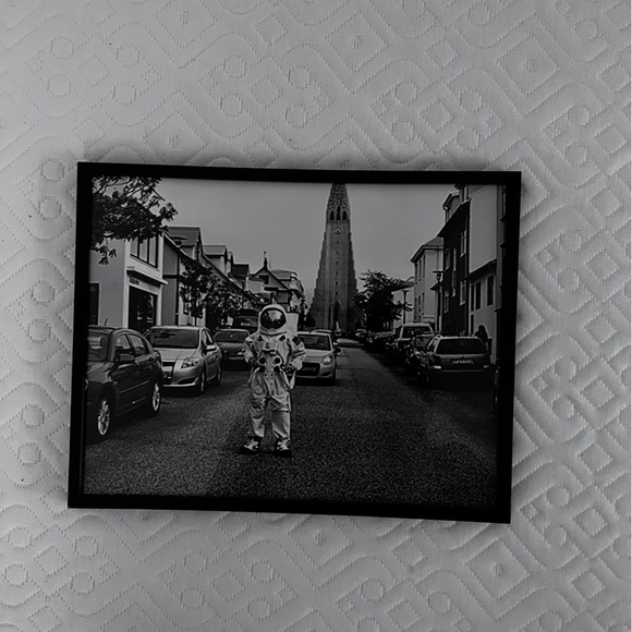 BW Black Frame Reykjavik Astronaut Frame - Picture 1 of 4